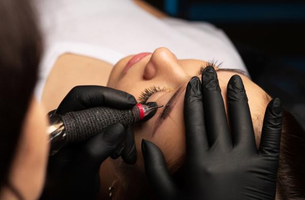 Maquillage permanent des sourcils  