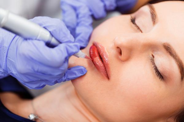 Maquillage permanent des lèvres  